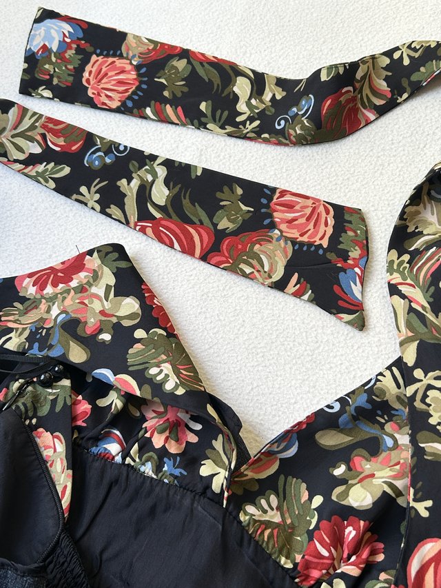 Vestido mini negro con estampado flores Mango