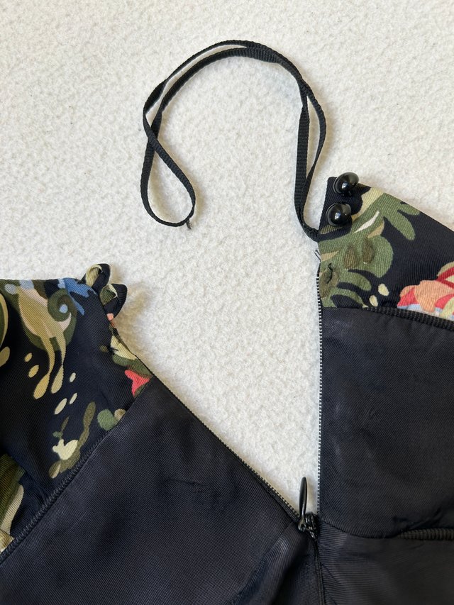 Vestido mini negro con estampado flores Mango