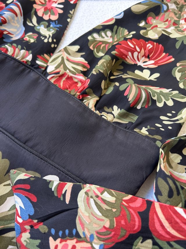 Vestido mini negro con estampado flores Mango