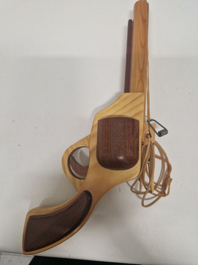 Pistola de juguete. Hecha de madera