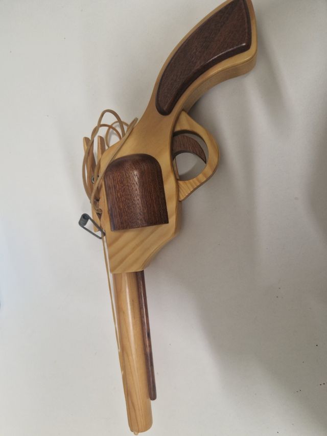 Pistola de juguete. Hecha de madera