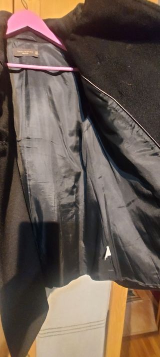 Abrigo negro Zara