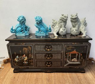 Mueble estilo oriental con escenas.