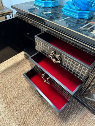 Mueble estilo oriental con escenas.