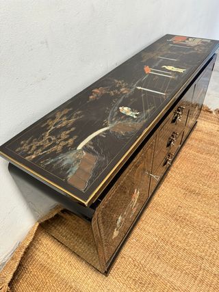 Mueble estilo oriental con escenas.