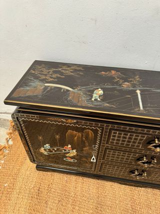 Mueble estilo oriental con escenas.