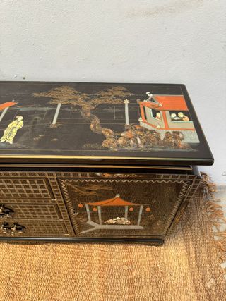 Mueble estilo oriental con escenas.