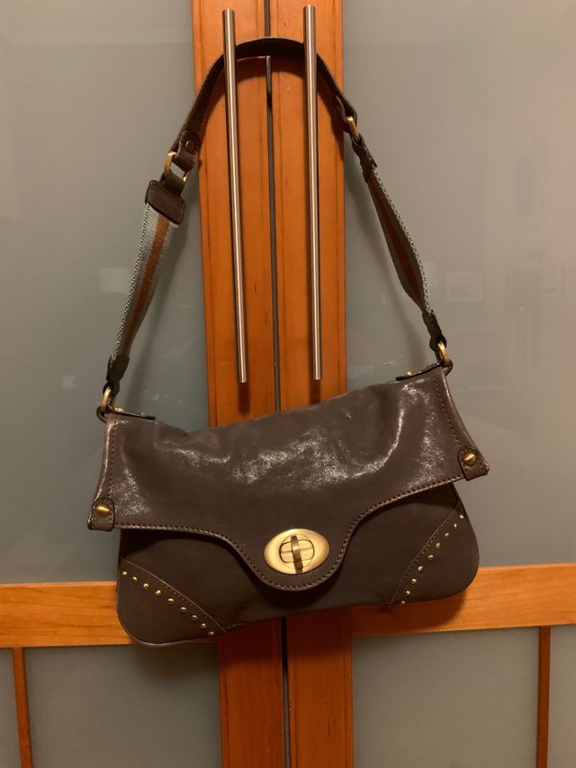 Bolso de piel color gris.