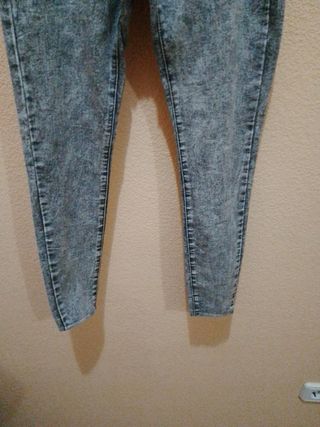 Pantalón vaquero de mujer de Bershka.