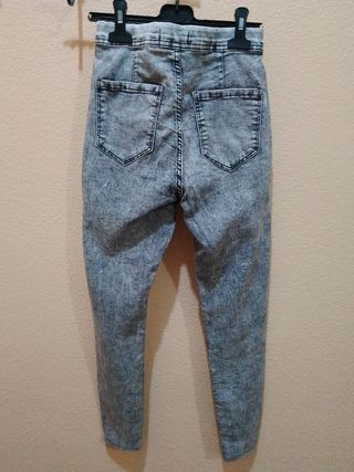 Pantalón vaquero de mujer de Bershka.