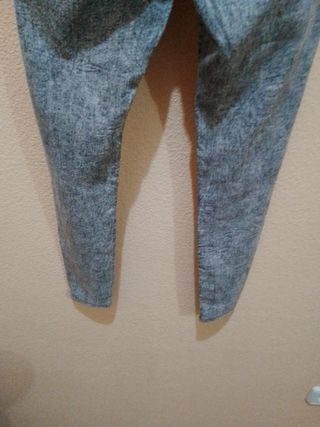 Pantalón vaquero de mujer de Bershka.