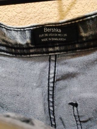 Pantalón vaquero de mujer de Bershka.