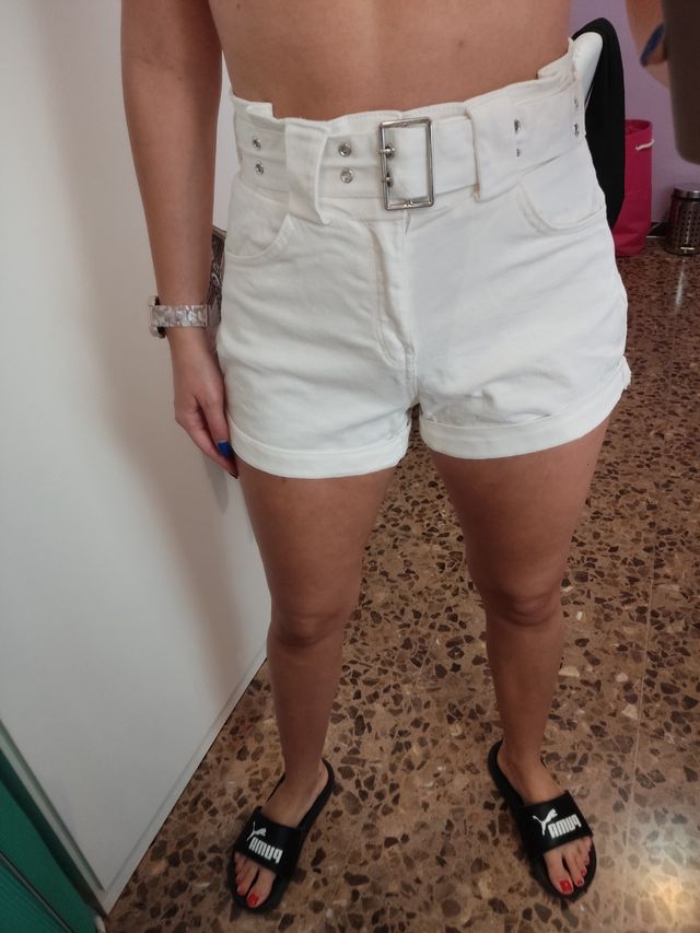 Pantalón corto blanco con cinturón