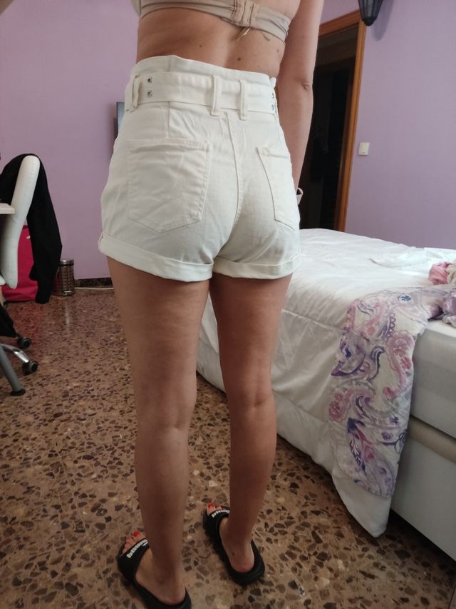 Pantalón corto blanco con cinturón