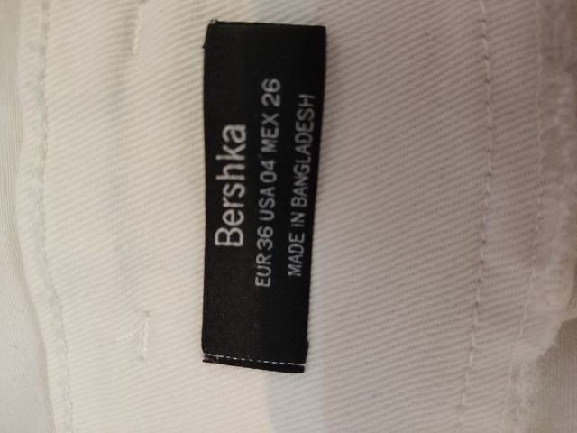 Pantalón corto blanco con cinturón