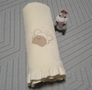 Colcha-arrullo bebé muy suave en color beig.