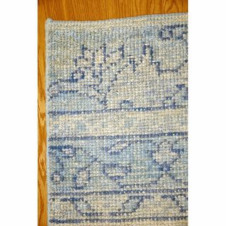 Alfombra de lana color azul efecto degradado.