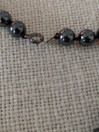 Collana in ematite e gancio in argento . Vintage