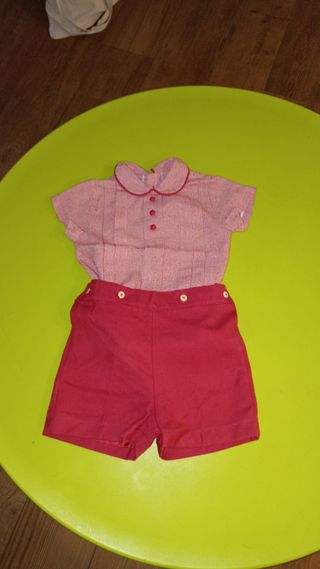 Conjunto. dos piezas. Pantalones cortos y camisa. 