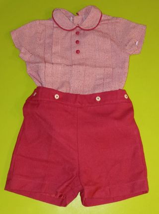 Conjunto. dos piezas. Pantalones cortos y camisa. 