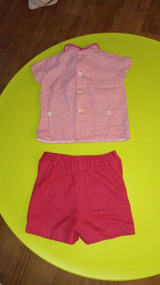 Conjunto. dos piezas. Pantalones cortos y camisa. 