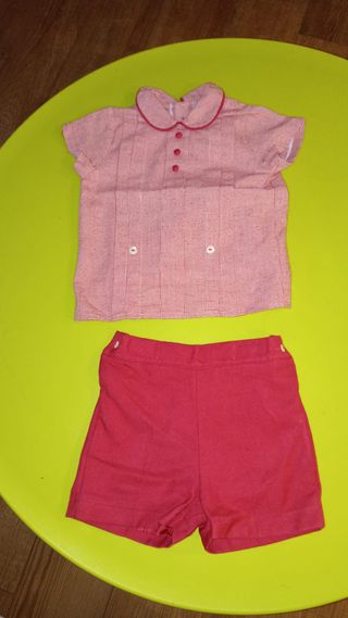 Conjunto. dos piezas. Pantalones cortos y camisa. 