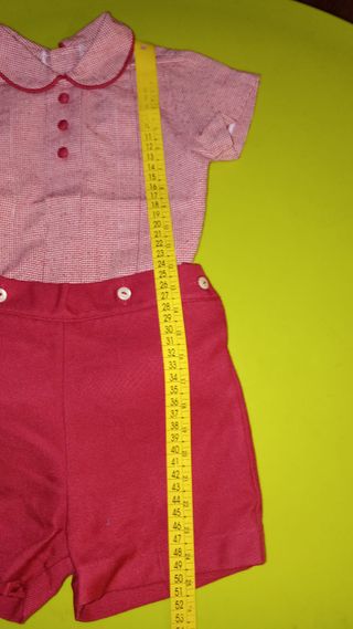Conjunto. dos piezas. Pantalones cortos y camisa. 