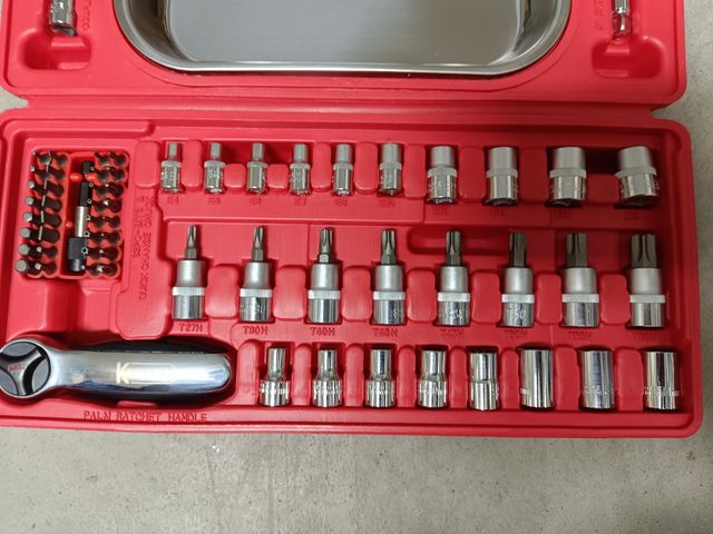 Juego de llaves y brocas 1/4 y 3/8 - 64 piezas