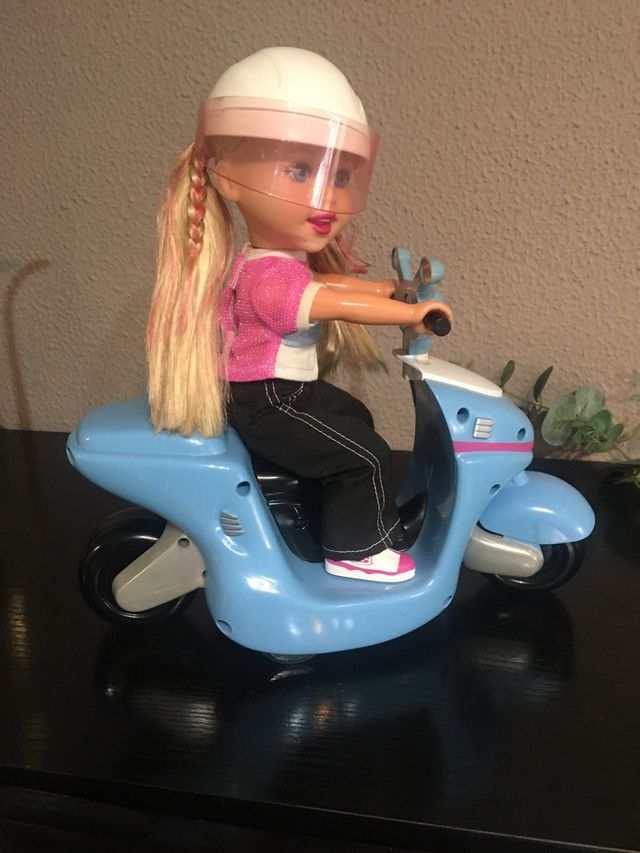 Muñeca teledirigida con casco funciona