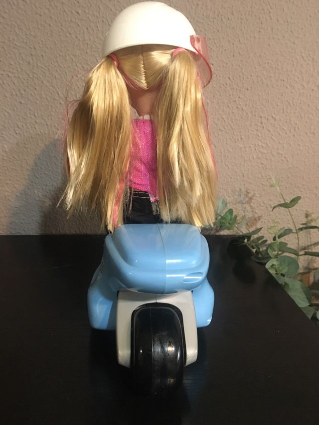 Muñeca teledirigida con casco funciona