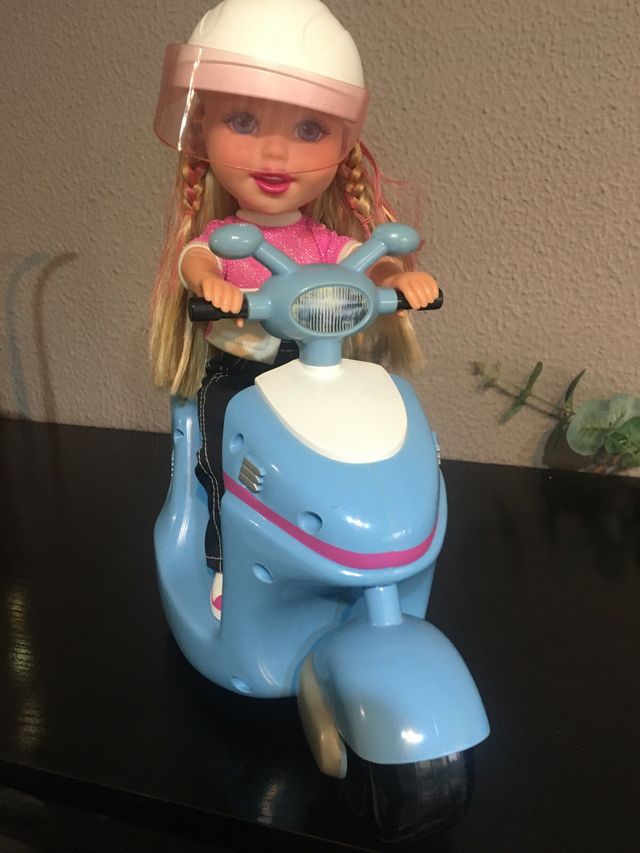 Muñeca teledirigida con casco funciona