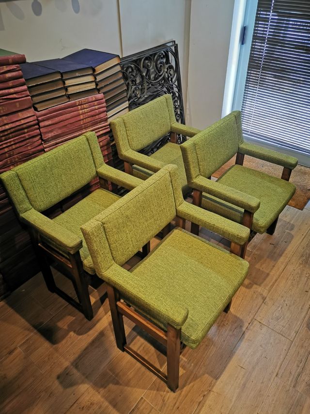 Quedan 3 sillas vintage. Sillones