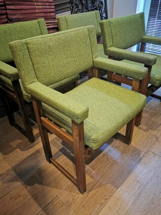 Quedan 3 sillas vintage. Sillones