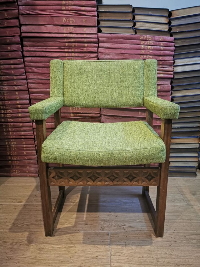 Quedan 3 sillas vintage. Sillones