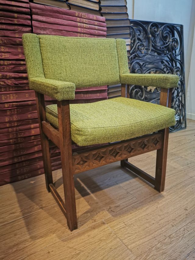 Quedan 3 sillas vintage. Sillones