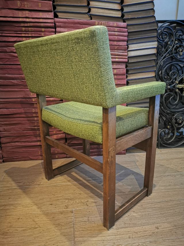 Quedan 3 sillas vintage. Sillones