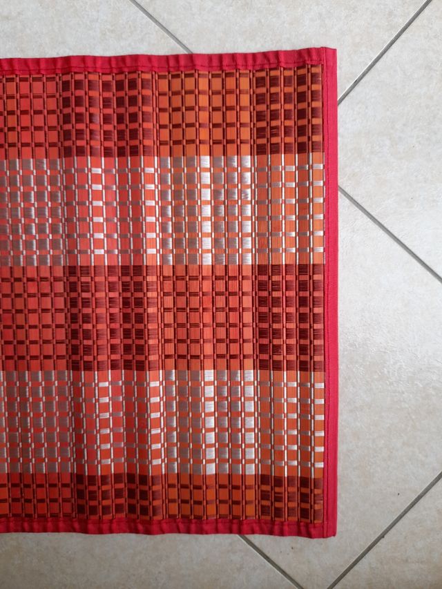 Tappetino rosso in bambù