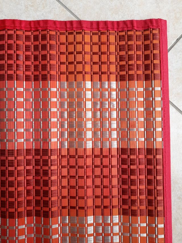 Tappetino rosso in bambù