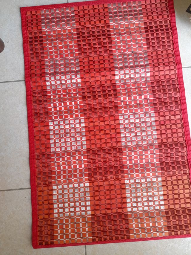 Tappetino rosso in bambù