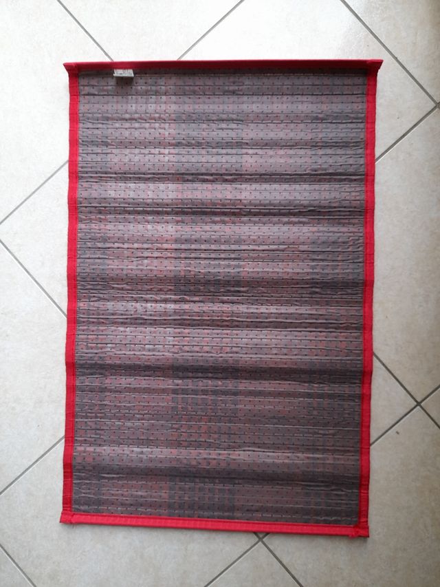 Tappetino rosso in bambù