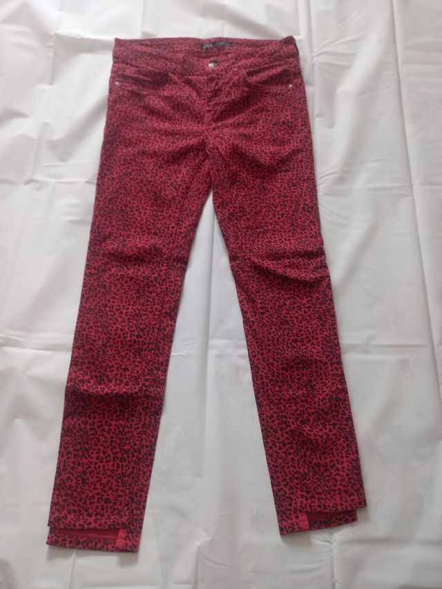 Pantalón de Zara.