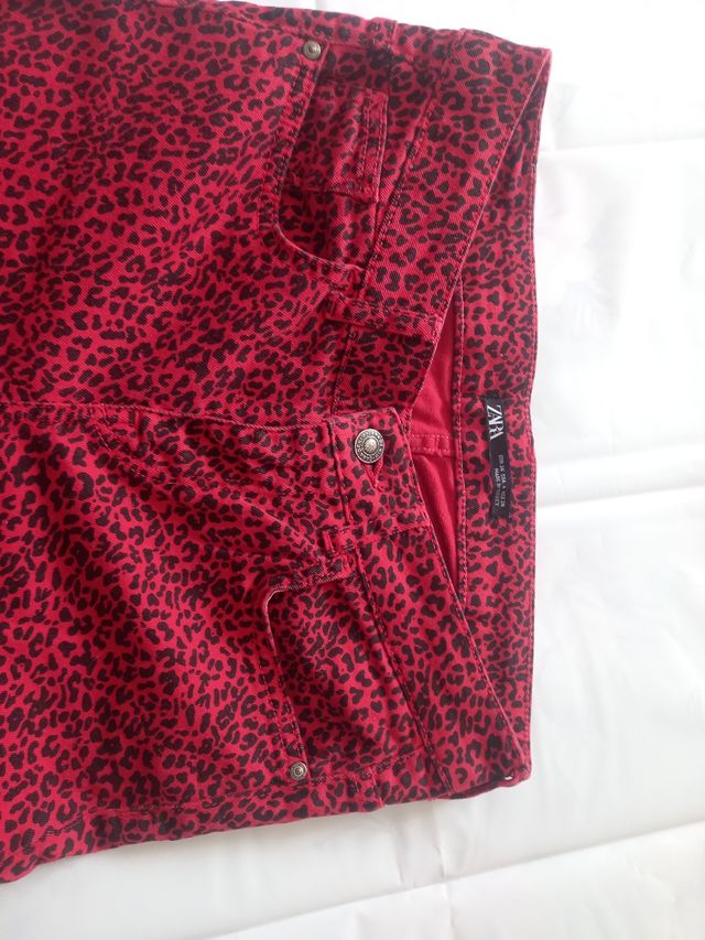 Pantalón de Zara.