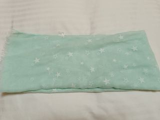 Fular verde agua con estrellas