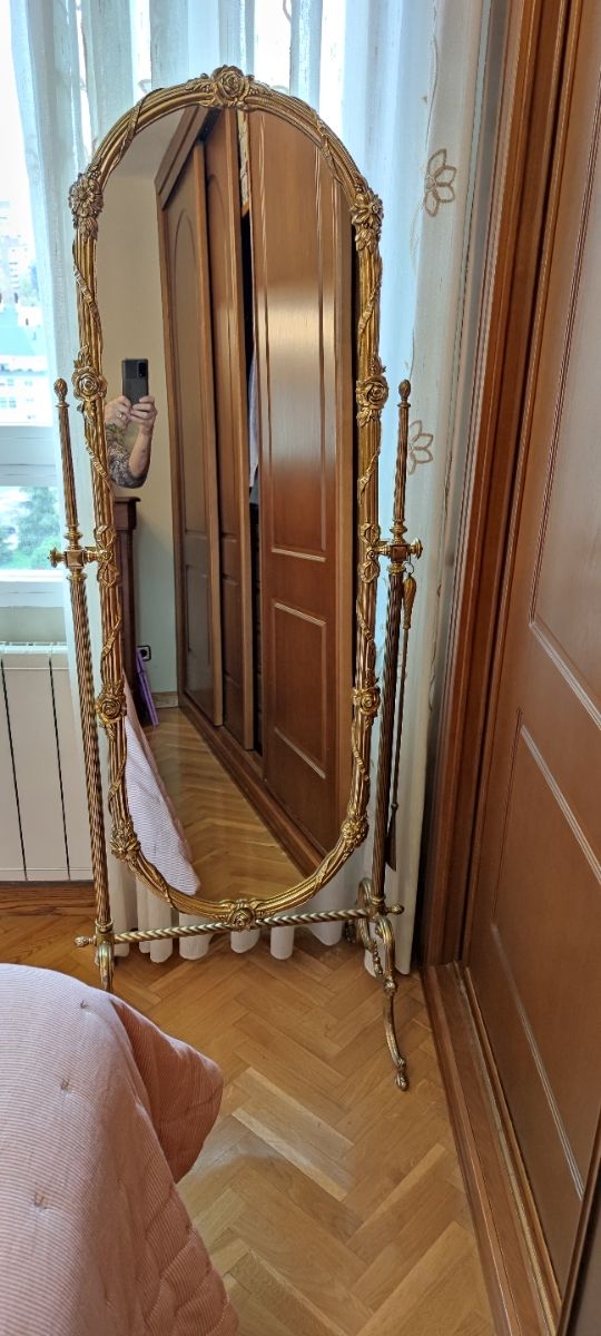 Espejo de bronce de pie.