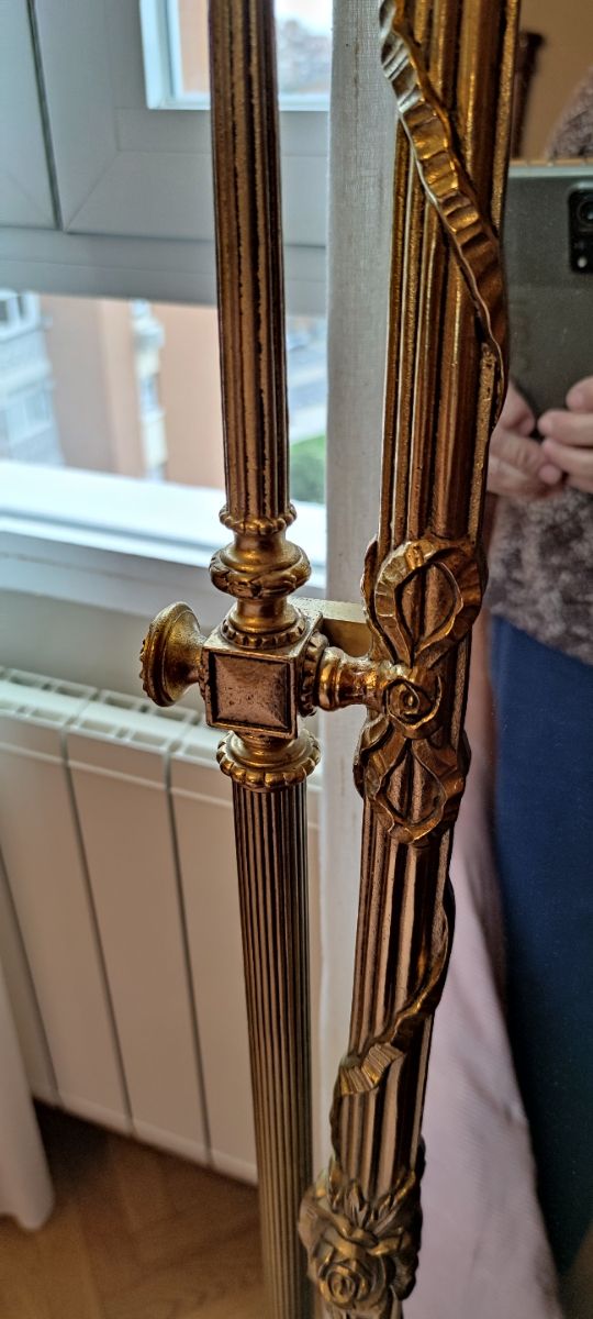 Espejo de bronce de pie.