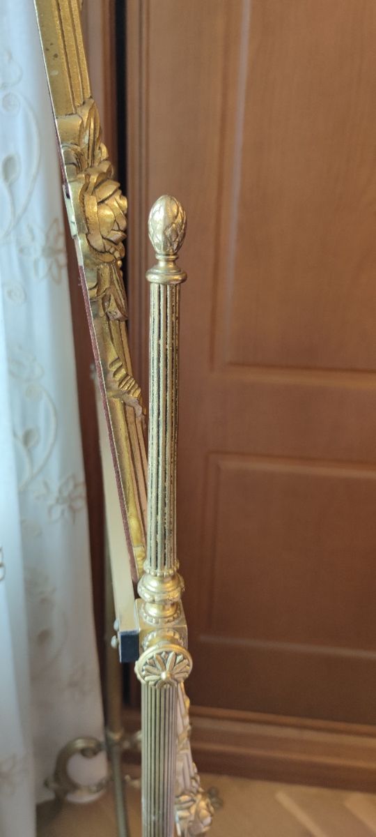 Espejo de bronce de pie.