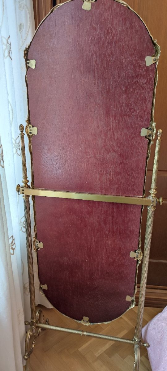 Espejo de bronce de pie.