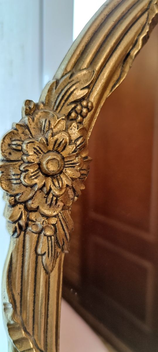 Espejo de bronce de pie.