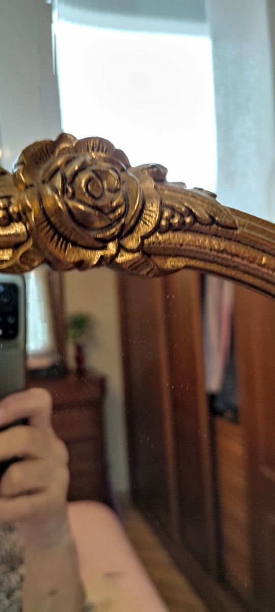 Espejo de bronce de pie.