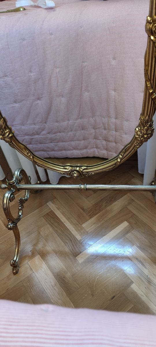 Espejo de bronce de pie.